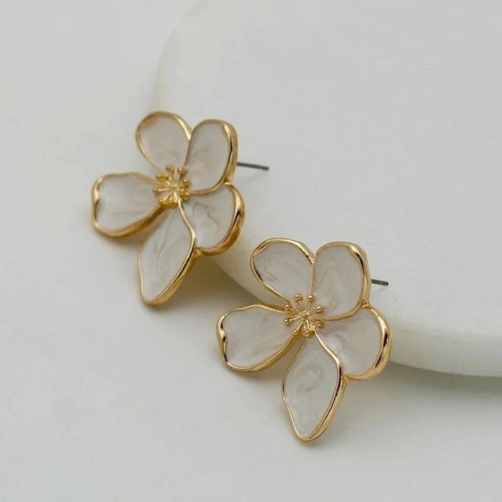 white flower gold earrings - Image 2