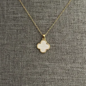 clover pendant necklace