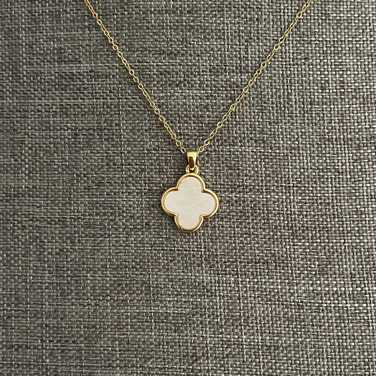 clover pendant necklace